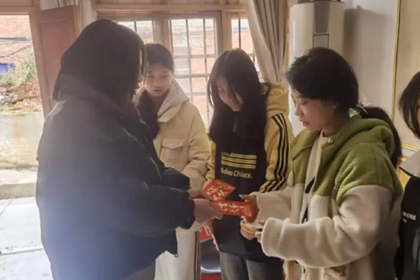 发放慰问金现场